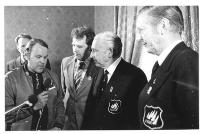 Toomas Uba küsitlemas IYRU olümpiakongressi osalejaid  similar photo