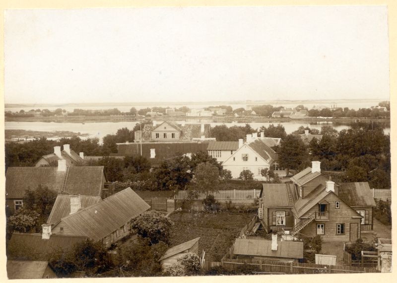 Foto. Vaade Haapsalu Bergfeldti supelasutuse tornist Väike-Viigi suunas. Ligikaudu 1895. a.