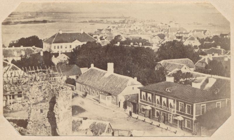 Foto. Vaade Haapsalu lossi tornist linnale - holmi suunas. Foto 1871.