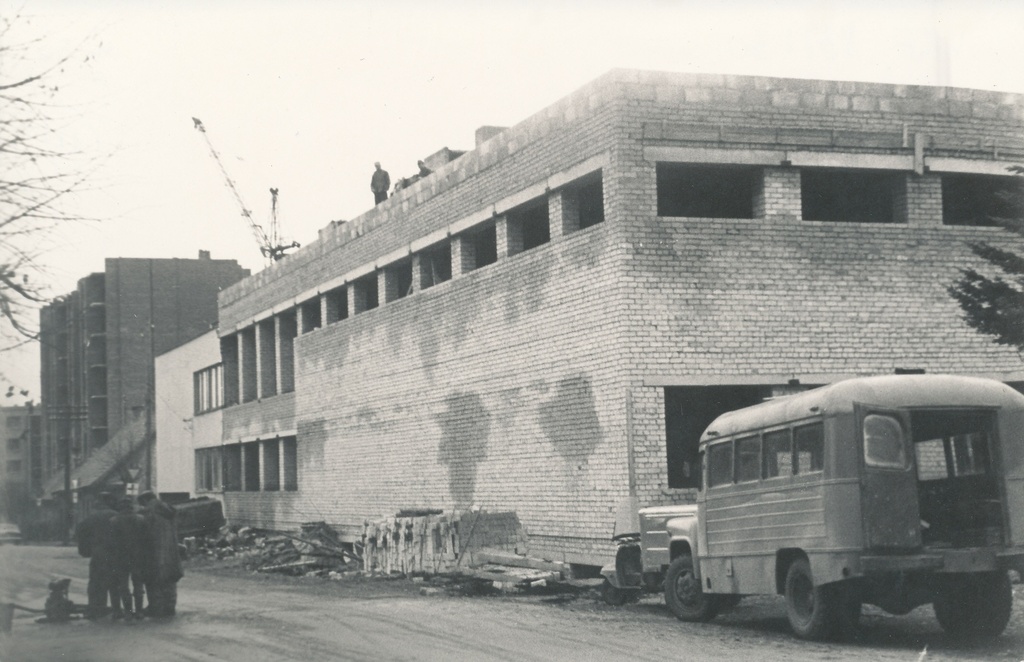 Foto.Võru Koduloomuuseumi katuse katmine ruberoidiga 1978.a. sügisel.