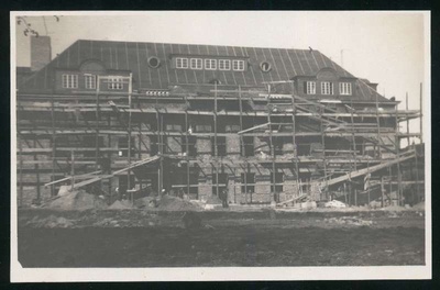 fotopostkaart, Viljandi, Vabaduse plats, Eesti Panga Viljandi osakonna hoone ehitus, maja katuse all, tellingud, 1926, foto J. Rist  similar photo