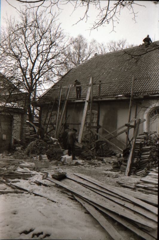Negatiiv. Muuseumi katuse vahetamine 1981.a. Tööde seis õuepoolsel küljel.
