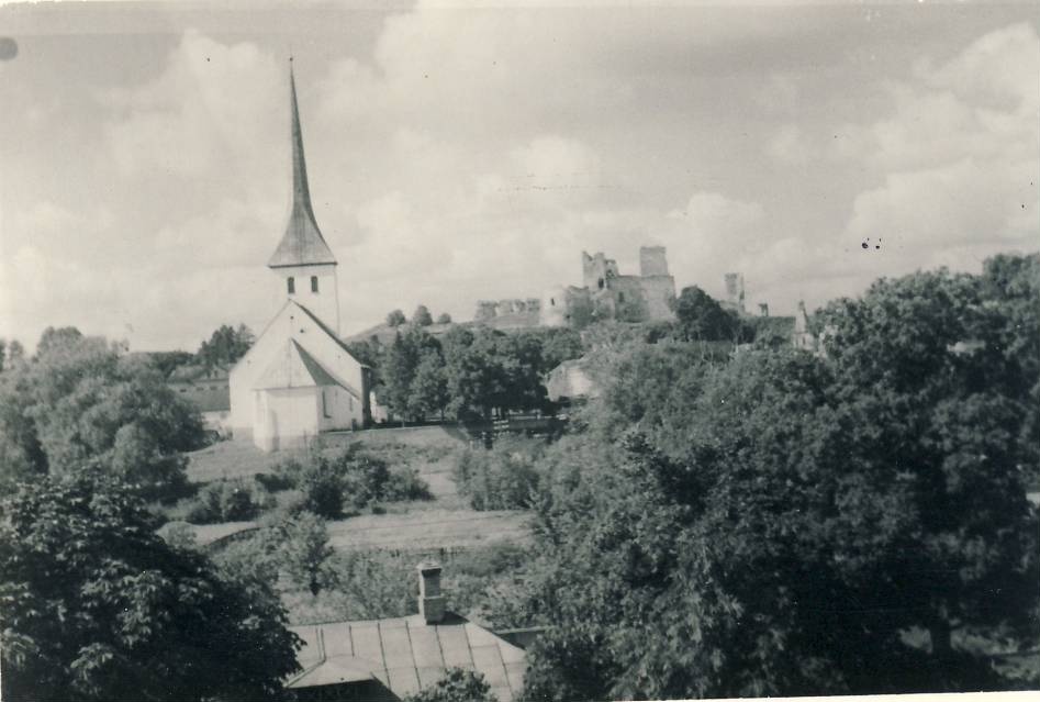 Rakvere, vaade kirikule ja linnuse varemetele