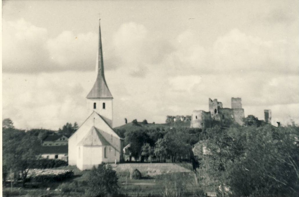 Rakvere, vaade kirikule ja linnuse varemetele