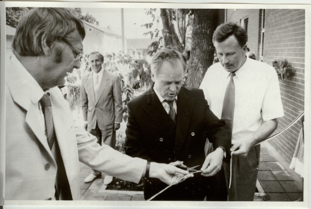 foto uue postimaja avamine Paides 1994