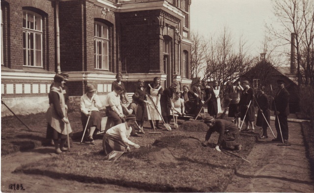 foto õpilased korrastustöödel Paide Ühisgümnaasiumi ees 1920-30-ndad