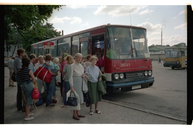 Helge ja Valve Teetlaus minemas Pühajärve bussile