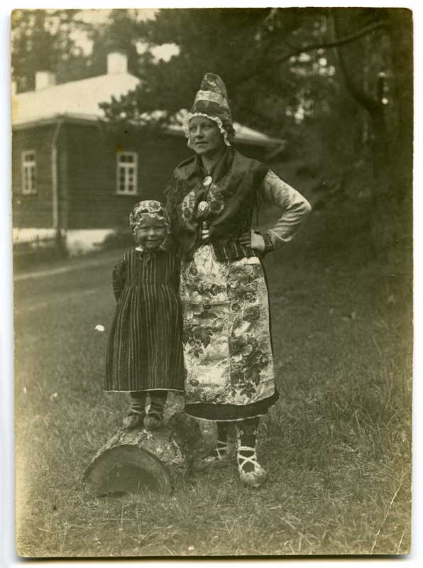 Eesti. Ruhnu rahvariietes naine lapsega
