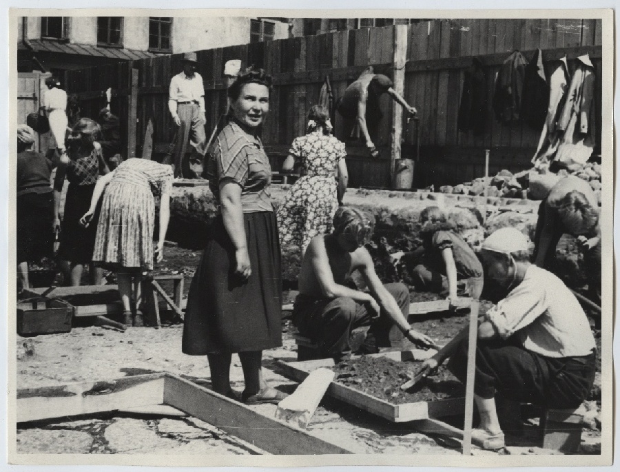 Arheoloogilised kaevamised Tallinnas 1953. aasta suvel, vaade ida suunas.