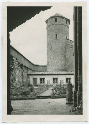 Tallinna Linnamuuseumi õu ühes Stoltingi torniga.  duplicate photo