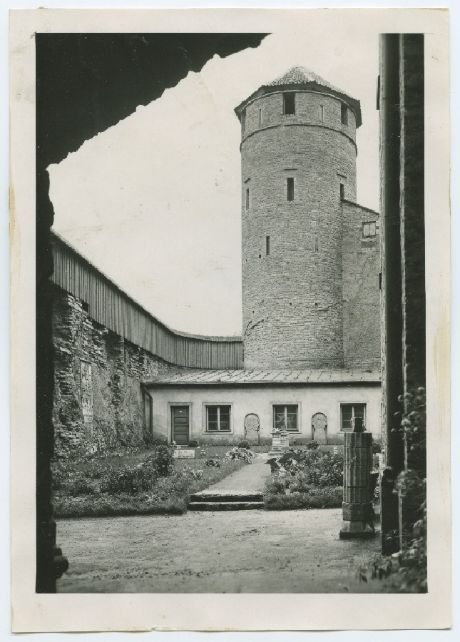Tallinna Linnamuuseumi õu ühes Stoltingi torniga.