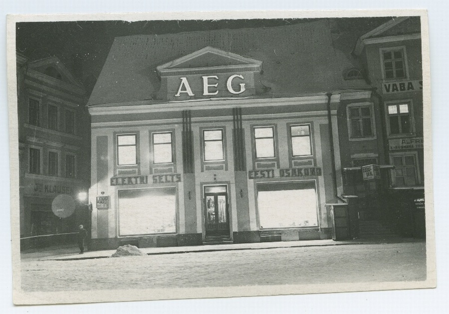 Tallinn, Raekoja plats, elektritarvete kauplus AEG öösel.