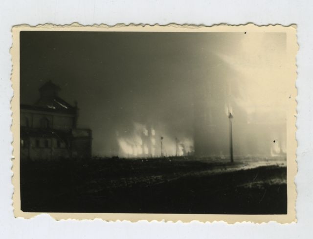 Tallinna põlemine 1944.a. Esiplaanil vasakul turukaubamaja hoone endisel turuplatsil. Tagaplaanil põlevad hooned.