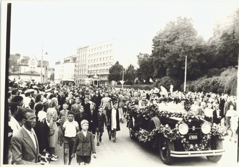 Argentiina karika võitnud laskurite vastuvõtt Tallinnas. Esiplaanil endine riigivanema auto Cadillac.