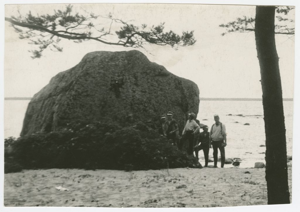 Haapsalu pioneeride maja noorte meremeeste klubi neli poissi koos juhendaja Enn Keraga Lohusalu rannas suure kivi juures