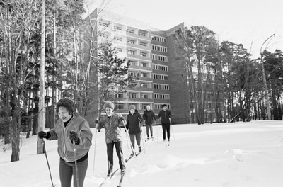 Narva-Jõesuu sanatoorium. "Kuni lumi pole sulanud."  similar photo