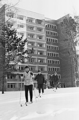 Narva-Jõesuu sanatoorium. "Kuni lumi pole sulanud."  similar photo