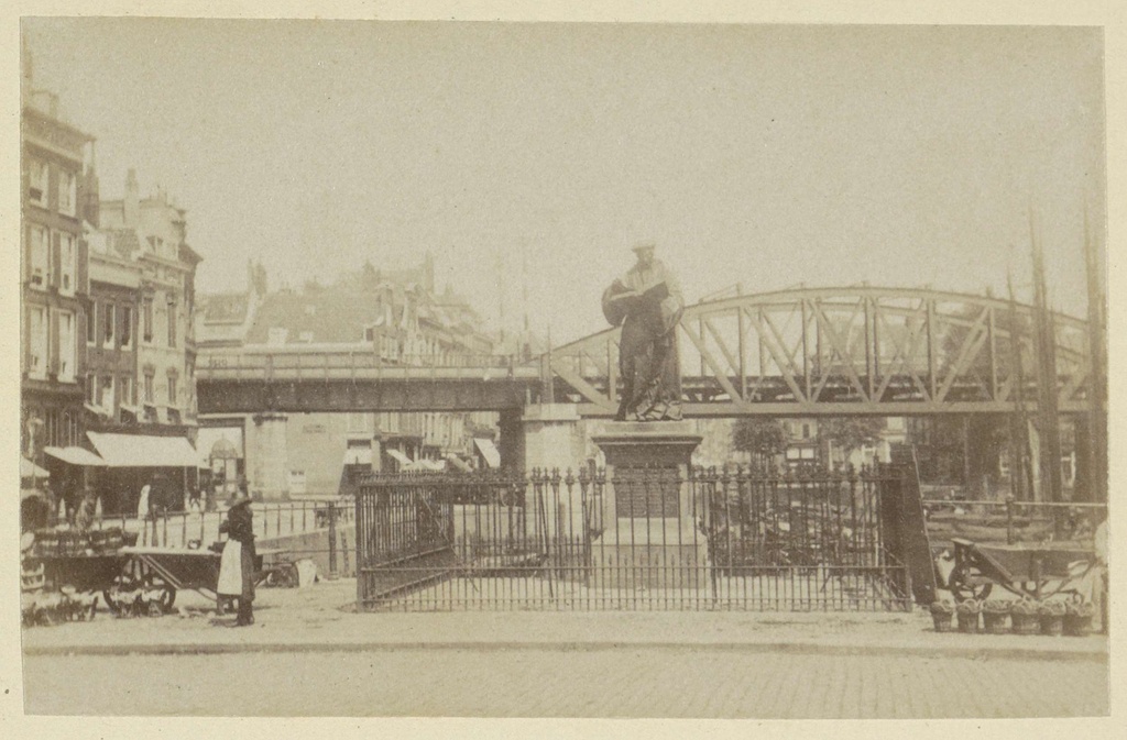 Rotterdam. Standbeeld van Erasmus., Gezicht op het standbeeld van Erasmus op de Grote Markt in Rotterdam