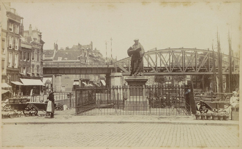 Standbeeld van Erasmus. Rotterdam., Gezicht op het standbeeld van Erasmus op de Grote Markt in Rotterdam