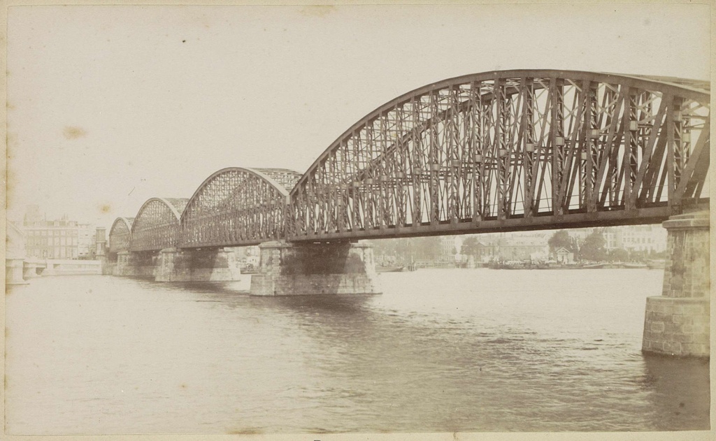 De spoorbrug over de Maas. Rotterdam., Gezicht op de Willemsspoorbrug over de Maas in Rotterdam
