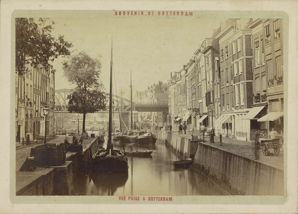 Vue prise a Rotterdam, Gezicht op de Steigersgracht (rechts) en de Open Rijstuin (links) in Rotterdam