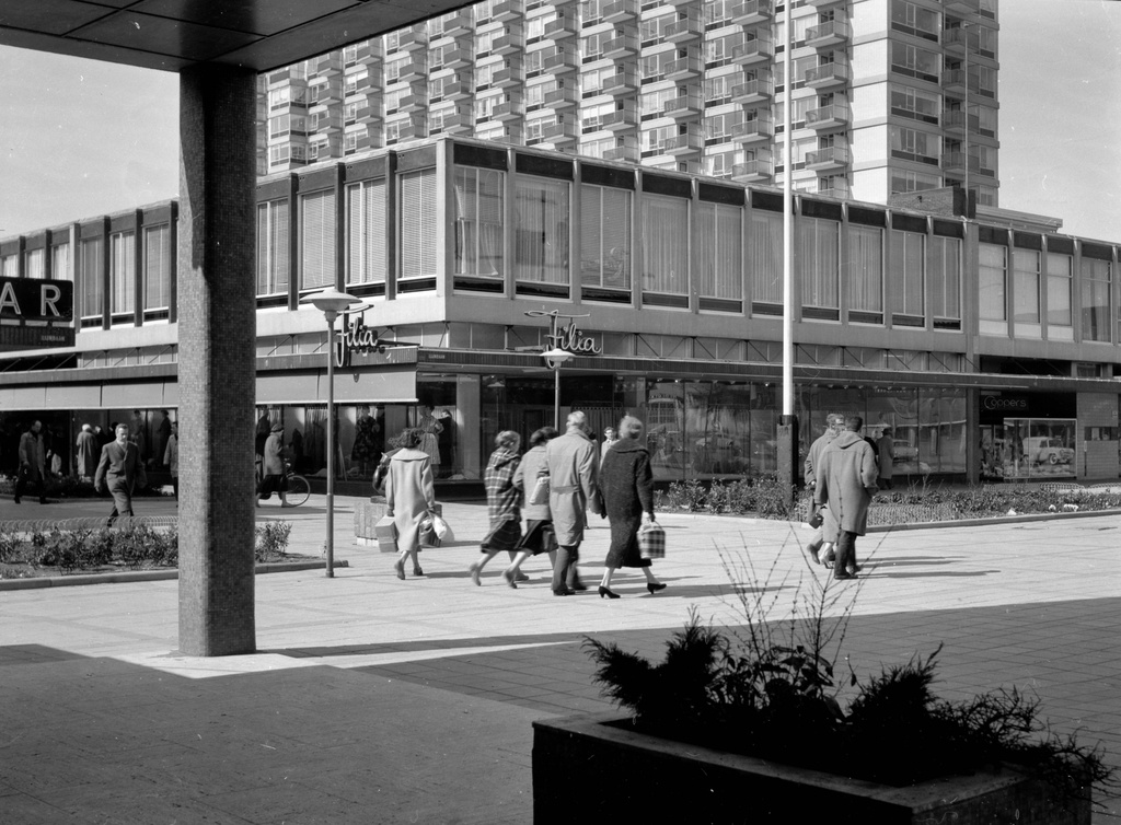 Gezicht op het modehuis Filia aan de Lijnbaan te Rotterdam.