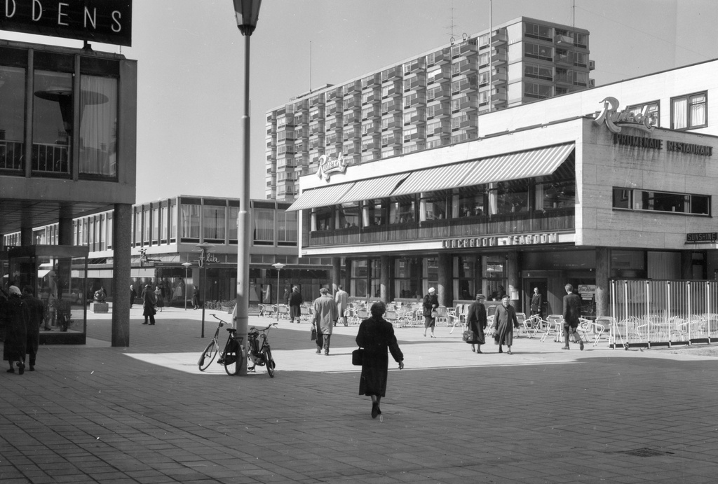 Gezicht op de Lijnbaan te Rotterdam, met rechts lunchroom Ruteck's.