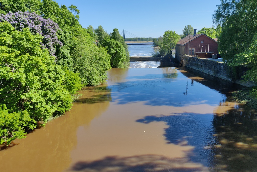 Vanhankaupunginkoski. Auringossa kimalteleva Vanhankaupunginkoski Viikintien sillalta kuvattuna. rephoto
