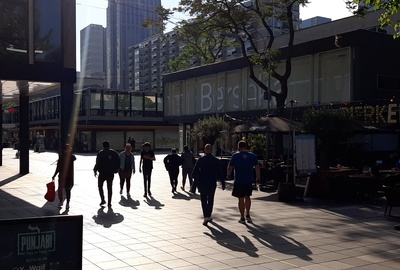 Gezicht op de Lijnbaan te Rotterdam, met rechts lunchroom Ruteck's. rephoto