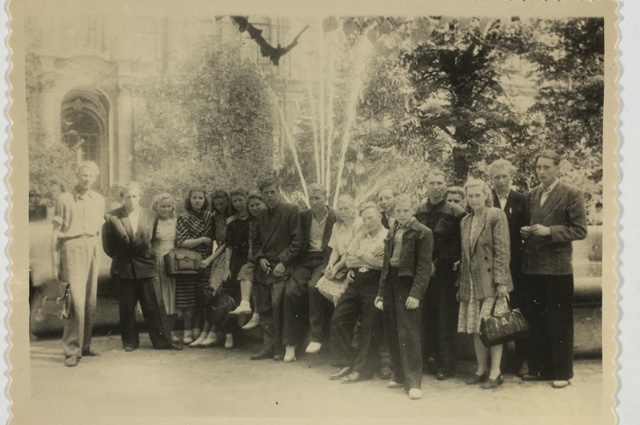 Turistid Leningradis Ermitaaþi juures, grupipilt
