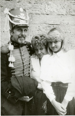 Saaremaa fotonäituse avamine Kuressaare linnuses 1992: Hiljar Koppel, Lea Kuldsepp ja Siiri Kuus linnuse sisehoovis.  similar photo