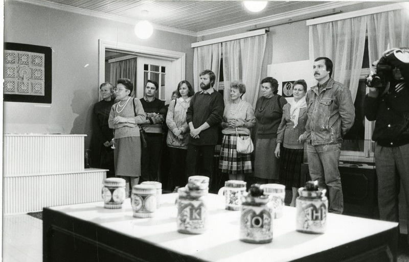 Helene Kuma keraamika, pitside ja joonistuste näituse avamine Pargi t. 5 näitusesaalis 1991. a.: publik kunstniku seletusi kuulamas.