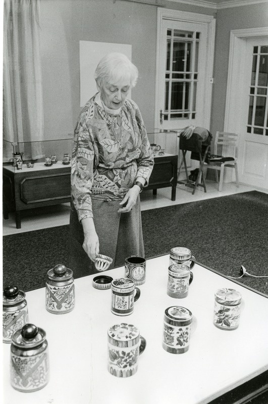 Helene Kuma keraamika, pitside ja joonistuste näituse avamine Pargi t. 5 näitusesaalis 1991. a.: autor keraamilist sõela demonstreerimas.