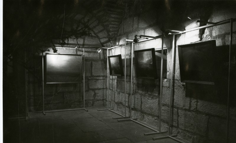 Sirje Uusbeki näitus "Maalid merest ja ilmast" linnuse näitusesaalis 1990. a.: vaade näitusesaali.