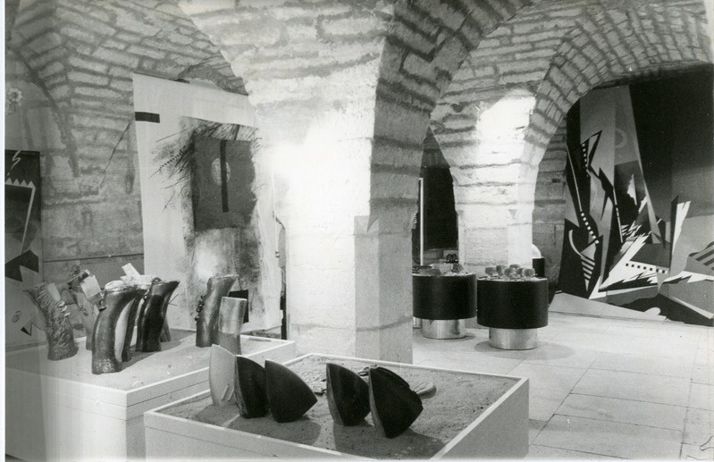 Ene Luuri, Marget Tafeli keraamika ja Silja Lamp`i, Ülle Raadiku tekstiilide näituse "2+2" avamine linnuse näitusesaalis 1990. a.: vaade näitusesaali.