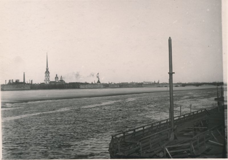 Foto.  Peterburg. Vaade Neevale ja Peeter-Pauli kindlusele umbes Talvepalee kohalt. Foto ca XX saj. algusest.