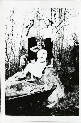 Rudolf Kriisa abikaasa ja vennaga  duplicate photo
