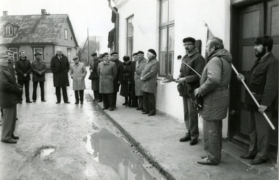 Mälestustahvli avamine endisel Kuressaare linnakooli ja merekooli hoonel Suur-Põllu 4  similar photo