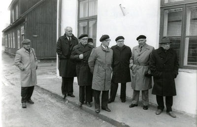 Mälestustahvli avamine endisel Kuressaare linnakooli ja merekooli hoonel Suur-Põllu 4  similar photo