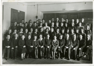 Saaremaa Ühisgümnaasiumi õpetajad ja lõpetajad  duplicate photo