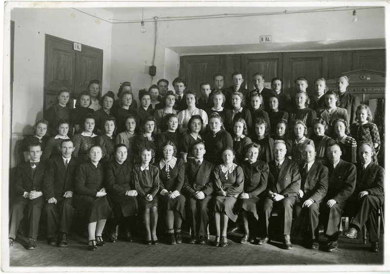 Saaremaa Ühisgümnaasiumi õpetajad ja lõpetajad