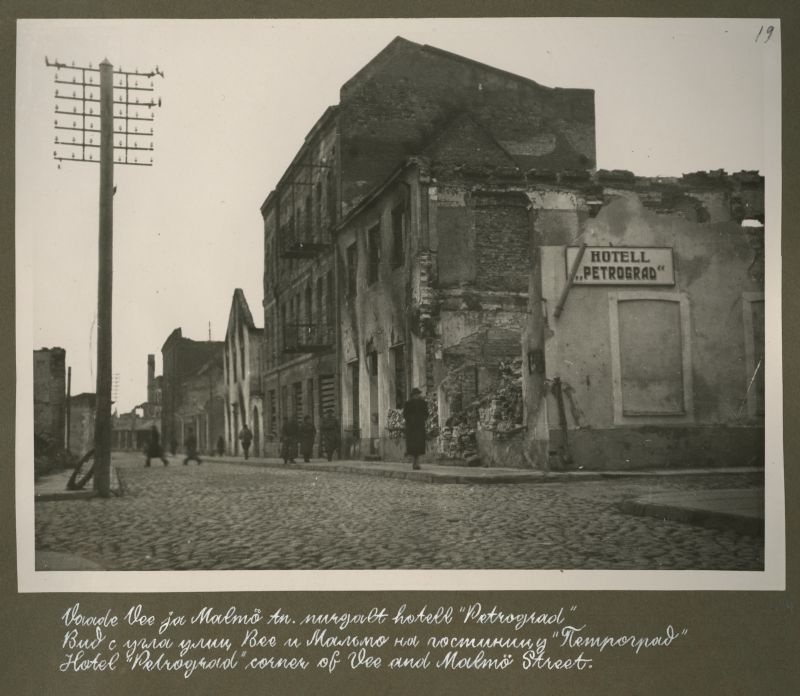 Sõjapurustused Pärnus. Hotell "Petrograd" varemed - vaade Vee ja Malmö tn. nurgalt.