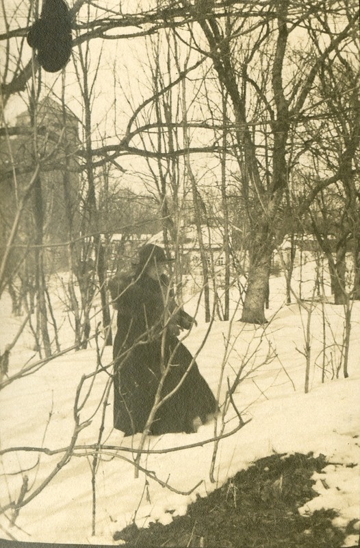 Alma Klauren kindlusevallidel jalutamas