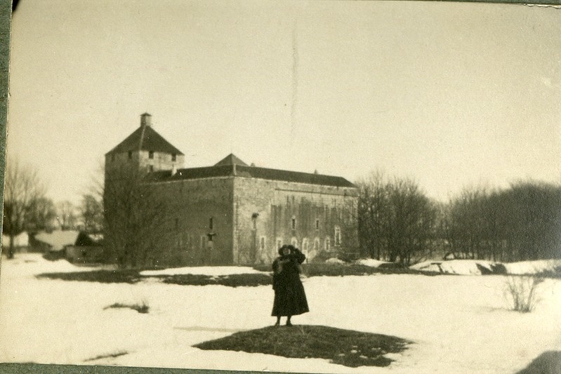 Alma Klauren linnuse taustal