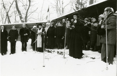 Eesti rahvuslipu pühitsemine ja Kuressaare linnuse Kaitsetorni heiskamine 1988  similar photo