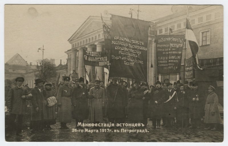 Eestlaste manifestatsioon Petrogradis 26. märtsil 1917.a. - rahvahulk loosungite ja lippudega.