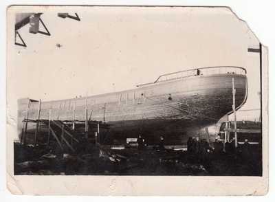 Purjelaeva "Juhan" ehitamine Papisaare laevaehitusplatsil Saaremaal  similar photo