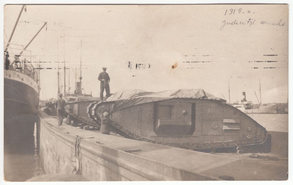 Brittide poolt Loodearmeele antud rasketankid Mark V Tallinna sadamas.