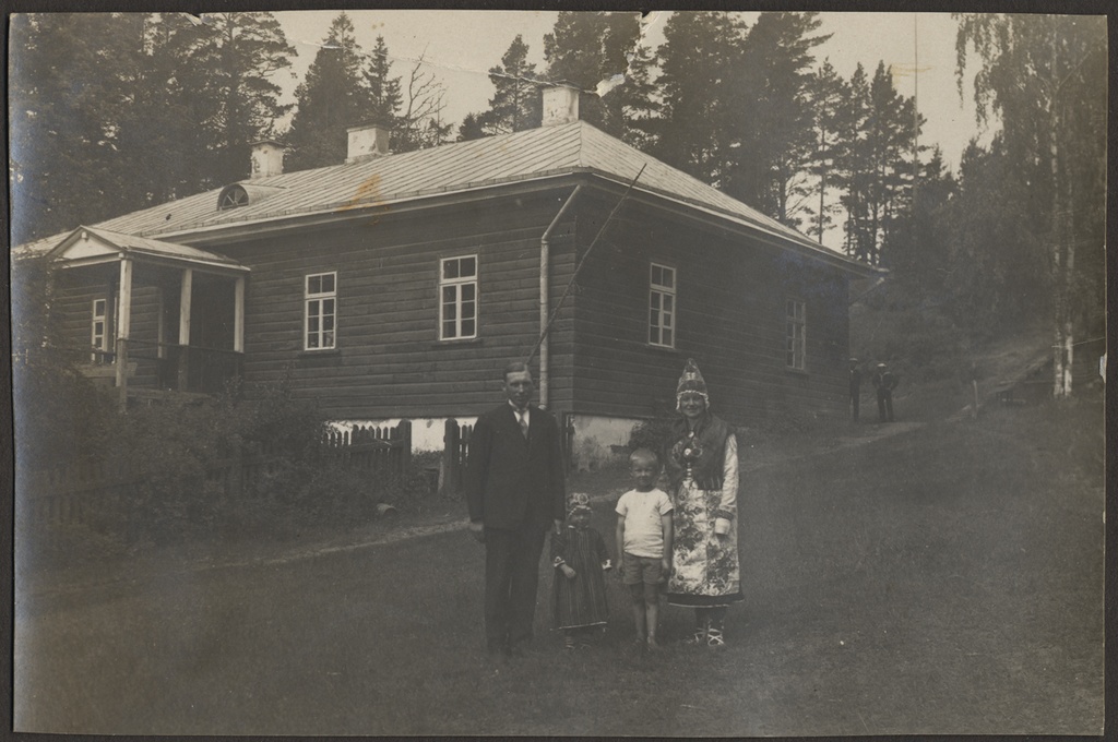 Tundmatu perekond maja ees seismas, foto Hermann Tõnissoo perealbumist
