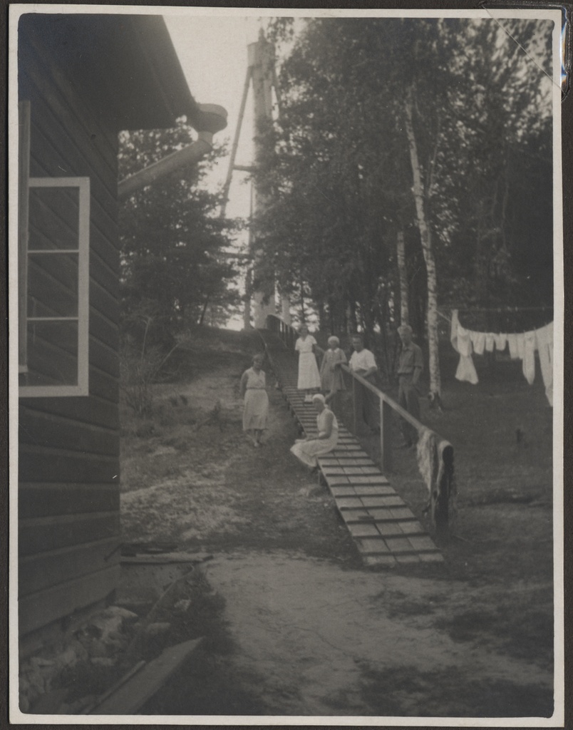 Inimesed trepil seismas majaka ees, foto Hermann Tõnissoo perealbumist